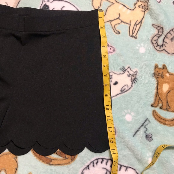 Express Scallop Hem Shorts EUC - Picture 5 of 8